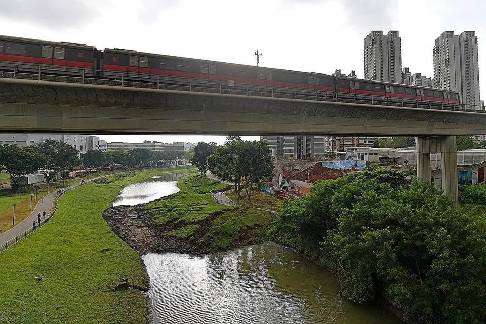PROJEK DIHENTI: Beginilah pemandangan tanah runtuh di Sungei Ulu Pandan berhampiran Clementi Ave 6, dekat tapak binaan Clementi NorthArc. - Foto BH oleh JOYCE FANG