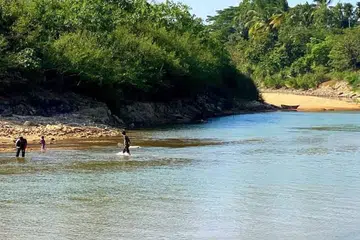 Paras air Sungai Golok di Rantau Panjang, Kelantan, yang bersempadan dengan Thailand cetek hingga boleh dilalui dengan berjalan kaki dan dibimbangi meningkatkan risiko kes penyeludupan.