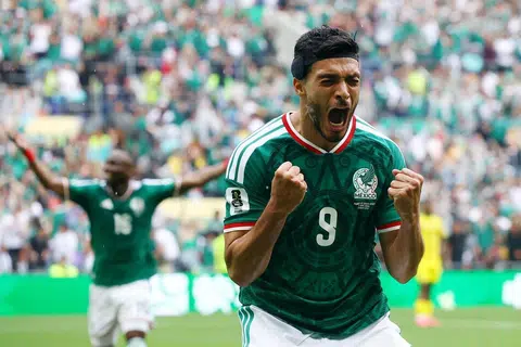 Penyerang Mexico, Raul Jimenez (kanan), menggandakan kelebihan pasukannya dengan gol kedua dalam kemenangan 2-0 ke atas Afrika Selatan semeasa perlawanan Kumpulan A Piala Dunia 2026 pada 11 Jun di Stadium Azteca.