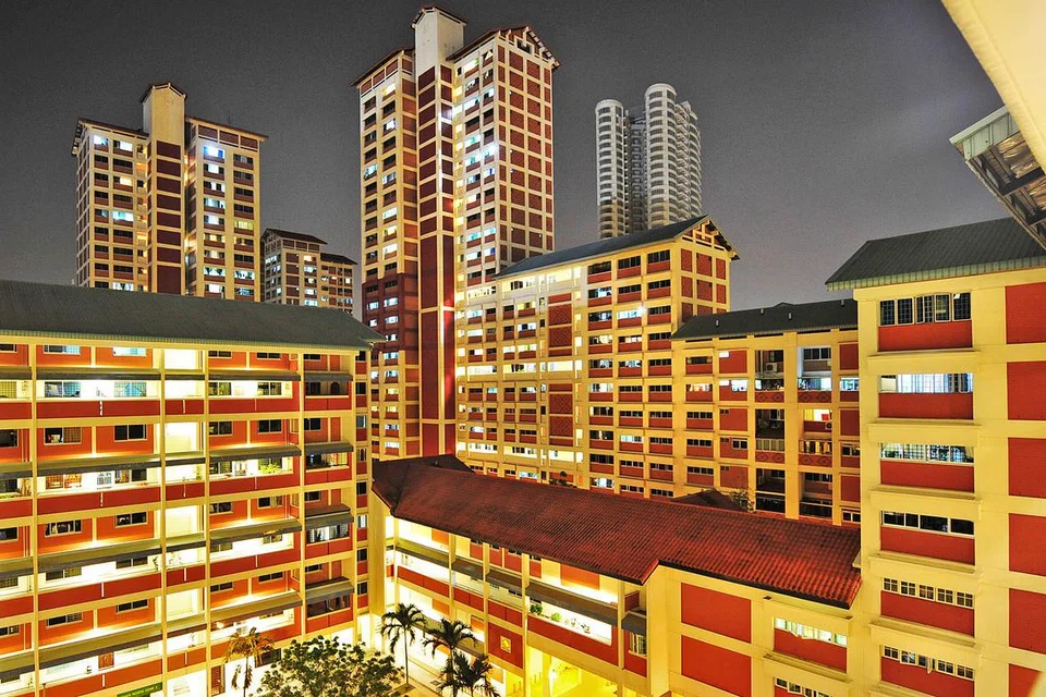PASARAN ELEKTRIK: Penghuni rumah dan perniagaan di Singapura yang mempunyai poskod bermula daripada angka 58 hingga 78 boleh mula memilih untuk menukar penyedia kuasa elektrik daripada 13 penyedia dan lebih banyak pelan harga. - Foto fail
