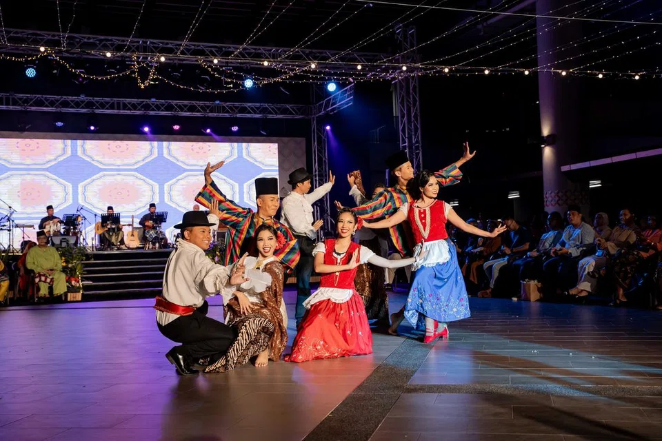 Aneka tarian yang terkenal di Nusantara termasuk joget kaum Portugis menjadi sajian santapan mata penonton di Wisma Geylang Serai (WGS).