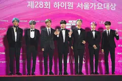 KEJAYAAN LUAR BIASA: Bangtan Boys atau dikenali juga sebagai BTS memberi kesan terhadap dunia muzik dan pelancongan Korea Selatan dan perniagaan berasaskan barangan Korea di dunia. Dalam gambar fail ini yang dipetik pada 15 Januari lalu, kumpulan BTS bergambar di permaidani merah dalam Anugerah Muzik Seoul ke-28. - Foto fail AFP 