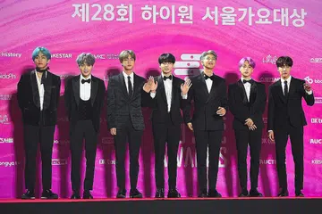 KEJAYAAN LUAR BIASA: Bangtan Boys atau dikenali juga sebagai BTS memberi kesan terhadap dunia muzik dan pelancongan Korea Selatan dan perniagaan berasaskan barangan Korea di dunia. Dalam gambar fail ini yang dipetik pada 15 Januari lalu, kumpulan BTS bergambar di permaidani merah dalam Anugerah Muzik Seoul ke-28. - Foto fail AFP 