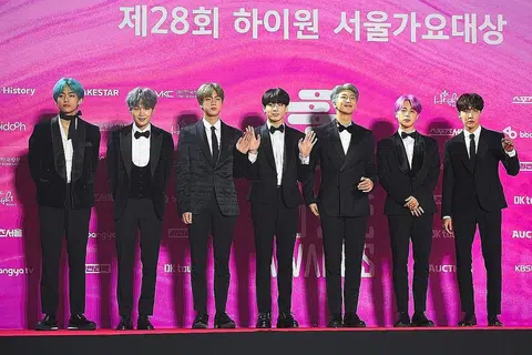 KEJAYAAN LUAR BIASA: Bangtan Boys atau dikenali juga sebagai BTS memberi kesan terhadap dunia muzik dan pelancongan Korea Selatan dan perniagaan berasaskan barangan Korea di dunia. Dalam gambar fail ini yang dipetik pada 15 Januari lalu, kumpulan BTS bergambar di permaidani merah dalam Anugerah Muzik Seoul ke-28. - Foto fail AFP 