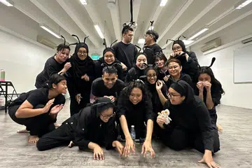 Sebahagian pelakon ‘Wan Belantara’ daripada kolektif pencinta teater Melayu, Wayang Lakon SG, gigih berlatih untuk menghidupkan kisah haiwan rimba.