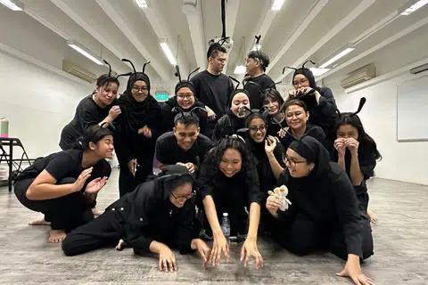 Sebahagian pelakon ‘Wan Belantara’ daripada kolektif pencinta teater Melayu, Wayang Lakon SG, gigih berlatih untuk menghidupkan kisah haiwan rimba.
