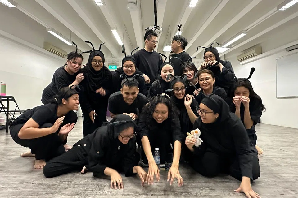 Sebahagian pelakon ‘Wan Belantara’ daripada kolektif pencinta teater Melayu, Wayang Lakon SG, gigih berlatih untuk menghidupkan kisah haiwan rimba.