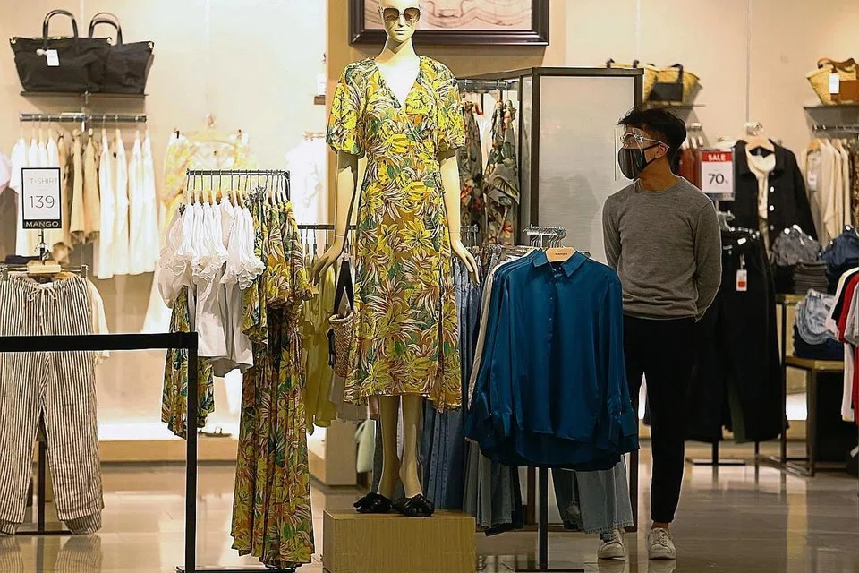 MENANTI PELANGGAN: Seorang pekerja sedang menunggu pelanggan di Pusat Beli-Belah Gandaria City di Jakarta sedang ibu kota itu melaksanakan semula sekatan sosial skala besar mulai Isnin lalu. - Foto REUTERS 