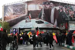 Rakyat Iran berarak di hadapan papan iklan besar memaparkan pemimpin tertinggi baharu yang dicalonkan, Ayatollah Mojtaba Khamenei, ketika perhimpunan Hari Al-Quds (Baitulmakdis), iaitu acara tahunan menyokong rakyat Palestin yang diadakan pada Jumaat terakhir Ramadan, di Teheran pada 13 Mac 2026. 