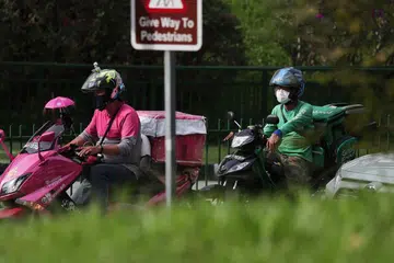 MEMIKIRKAN MASA DEPAN: Sokongan dan perlindungan harus diberikan kepada pekerja penghantar makanan dan pemandu kereta sewa privet agar masa depan mereka terjamin. - Foto fail