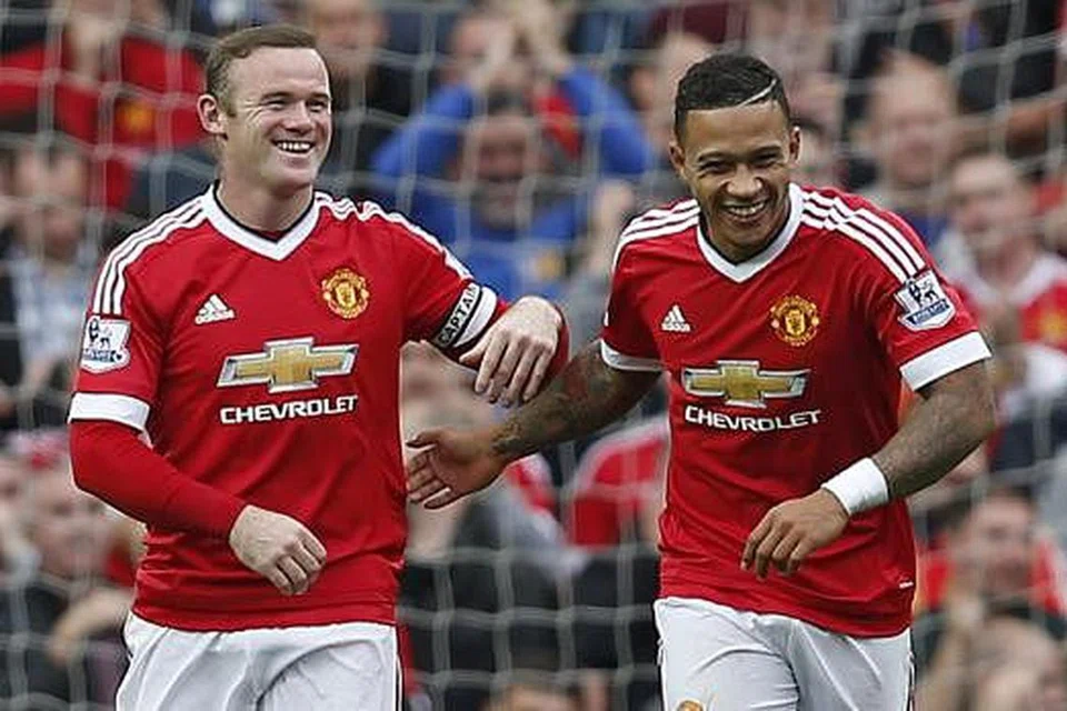 WAJAH-WAJAH CERIA: Kapten Manchester United, Wayne Rooney (kiri), yang kelihatan bersama Memphis Depay, serta bakat muda, Anthony Martial, diharapkan terus menyerlah bagi membantu perjuangan pasukan itu pula di Eropah. - Foto REUTERS