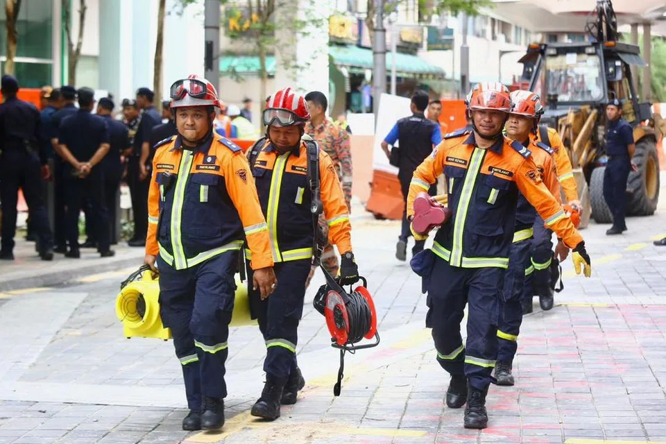 Pasukan mencari dan menyelamat (SAR) Jabatan Bomba dan Penyelamat Malaysia dan Dewan Bandaraya Kuala Lumpur giat berusaha dengan menggunakan peralatan khas berdekatan Wisma Yakin, berhampiran lokasi tanah jerlus yang menyebabkan seorang wanita warga India hilang pada 23 Ogos.