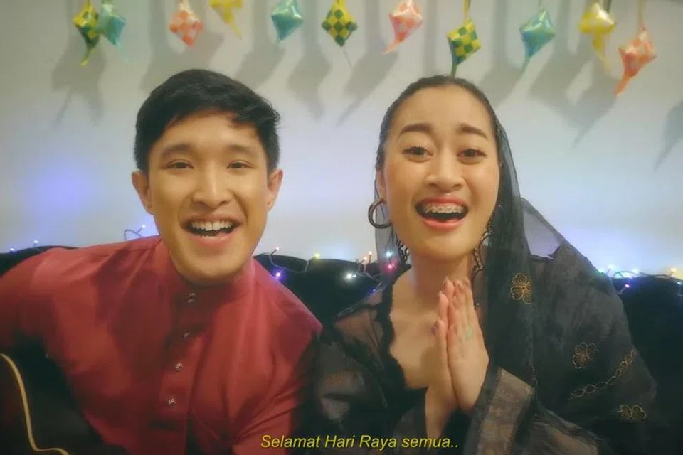 Lagu Raya ciptaan penyanyi, Aisha Retno dan Aziz Harun, yang tular pada 2024 berjudul, ‘Ketipak Ketipung Raya’, menggabungkan rentak tradisional Melayu joget dengan nuansa moden.