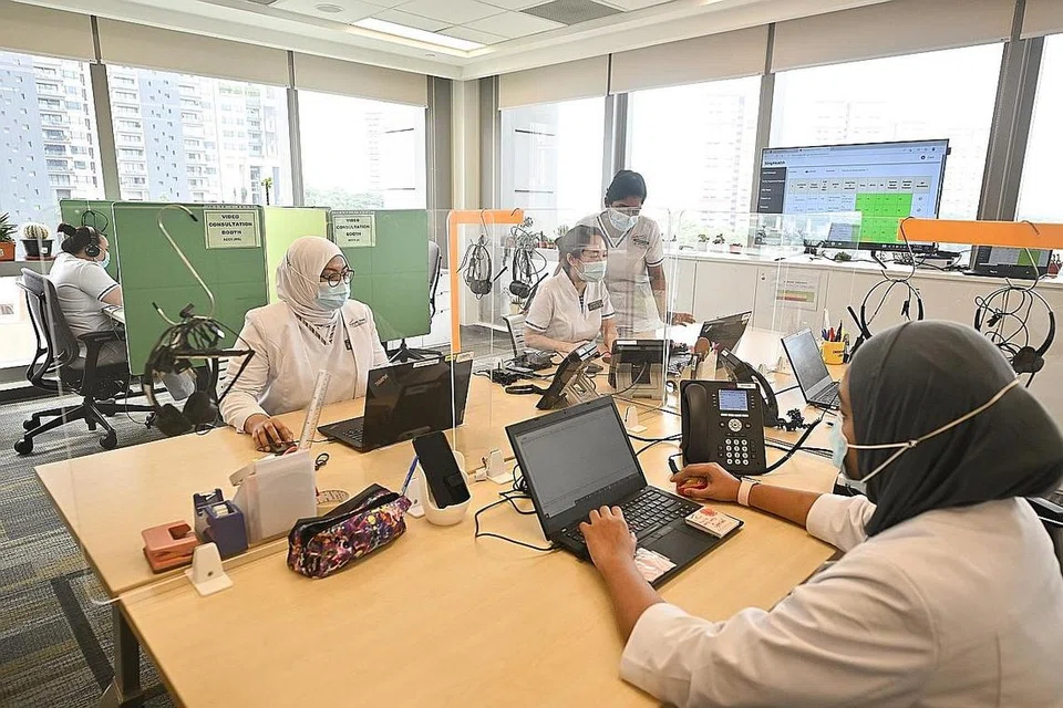 Menaikkan gaji jururawat dan pekerja jagaan kesihatan awam lain boleh membantu menjadikan kerjaya dalam sektor jagaan kesihatan lebih menarik. 