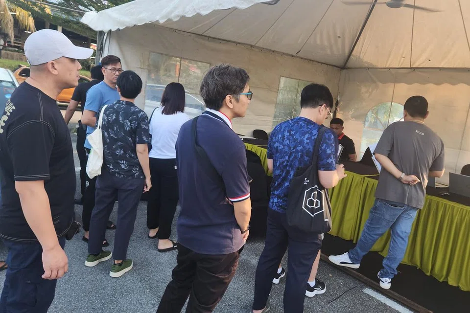 Encik Encik Muhd Alhakim Salim (topi kelabu) sedang beratur untuk menanyakan mengenai isu Permit Masuk Kenderaan (VEP) beliau di Kompleks JPJ Johor di Taman Daya. Beliau kemudian mendapati bahawa lokasi JPJ hanya menyediakan khidmat mengambil dan menampal VEP sahaja.