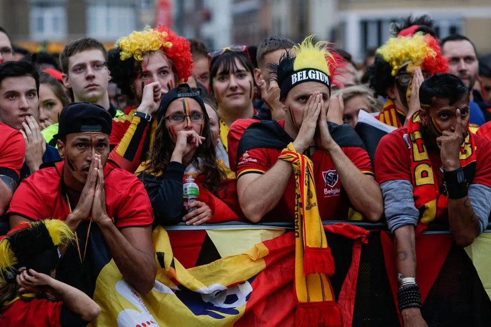 SUASANA MURAM: Penyokong Belgium, yang berkumpul di sebuah kawasan khas penyokong di Brussels, jelas kecewa selepas pasukan negara mereka ditewaskan pasukan Perancis. - Foto AFP