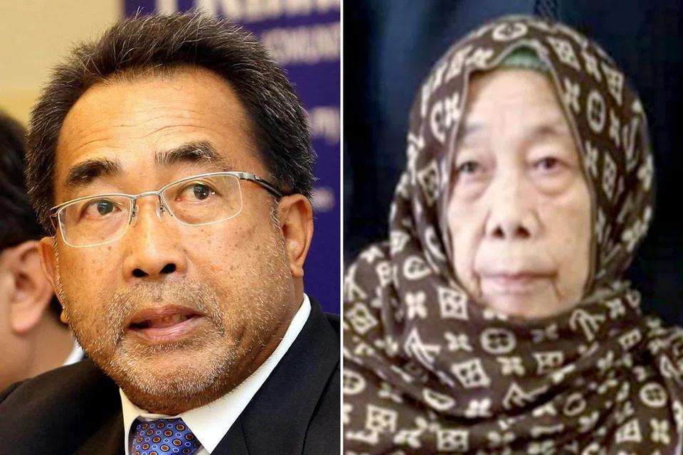 ALLAHYARHAM TAN SRI DR JAMALUDDIN JARJIS (kiri). CIK AMINAH ABDULLAH (kanan)