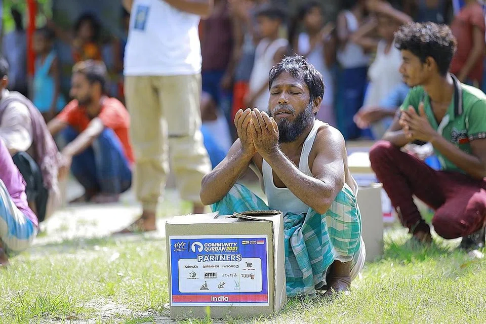 AGIHAN DI LUAR NEGARA: Seorang penduduk setempat di India mensyukuri pemberian daging korban yang diterimanya tahun lalu. Projek ibadah korban ini merupakan salah satu kegiatan dakwah dari Forum Belia Islam atau Al Ustaz. - Foto FORUM BELIA ISLAM