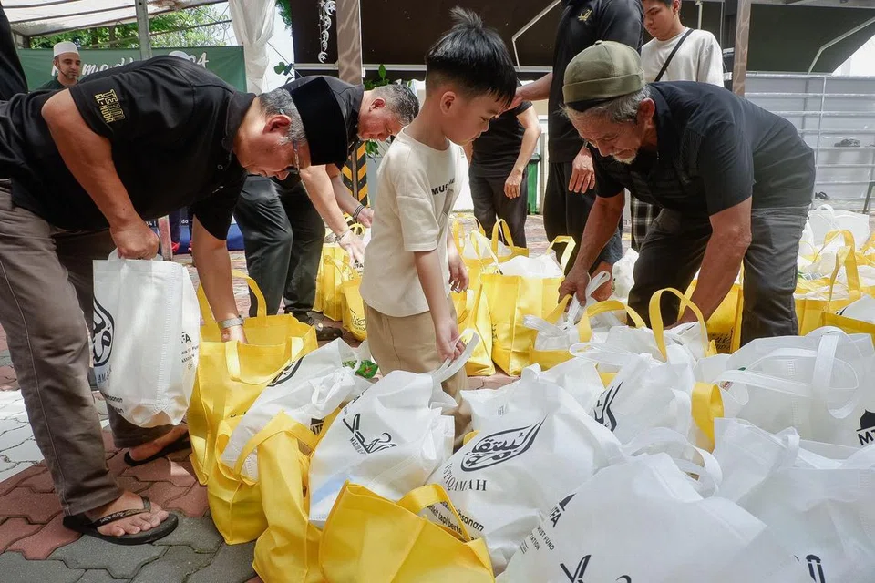 Sukarelawan menyusun pek barang runcit dan bubur untuk diagihkan kepada 100 penduduk berpendapatan rendah di Estet Ghim Moh dalam projek amal hasil kerjasama Masjid Al-Huda dan Persatuan Dana Amanah Muslimin (MTFA) pada 24 Mac.
