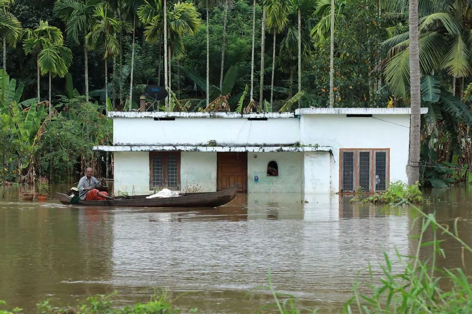 500 JIWA HILANG: Sebuah rumah separuh tenggelam akibat banjir di Ernakulam di daerah Kochi di Kerala, India, Ogos lalu. Bencana itu membunuh kira-kira 500 orang dan menimpakan kerosakan bernilai AS$3.7 bilion. - Foto fail AFP 