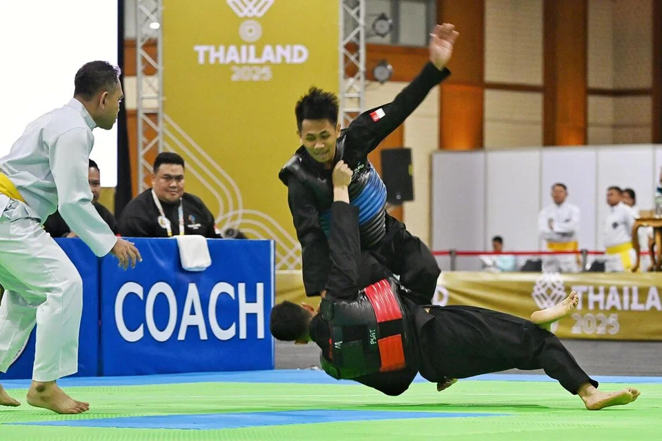 Aniq ‘Asri Mohammad Yazid (diri) tewas kepada lawan dari Indonesia, Muhammad Zaki Zikrillah Prasong (baring), 40-55 dalam perlawanan suku akhir Kelas C Putra (55-60kg).