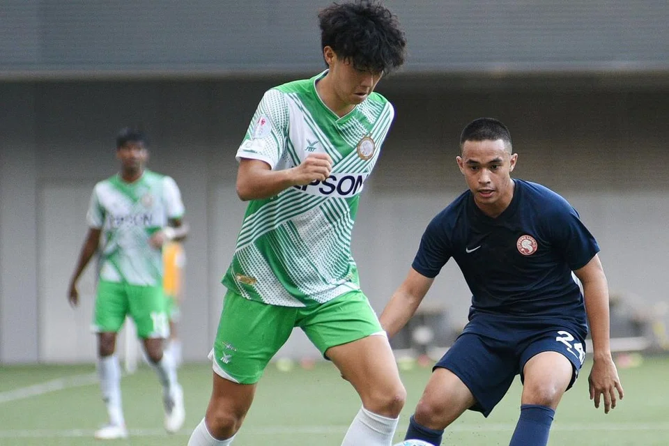 DIHARAP MENYERLAH: Vincent Bezecourt, yang berpengalaman bermain di Amerika dan Eropah, diharap memperkukuh midfield Geylang International. Di barisan depan, Geylang mendapatkan Sime Zuzul, sementara Takahiro Tezuka (atas) menyertai bahagian midfield. - Foto GEYLANG INTERNATIONAL