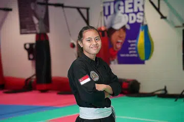 MUDA MENYENGAT: Februari lalu, Nadhrah beraksi dalam Kejohanan Pencak Silat Asia Tenggara 2022 di Singapura, iaitu pertandingan antarabangsa peringkat senior pertamanya, dan muncul juara bagi acara tanding A (45-50kg) puteri. - Foto PERSISI