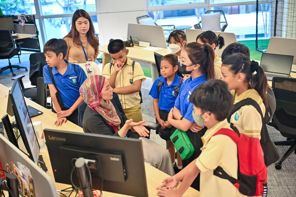 KONGSI ILMU: Penerbit podcast #NoTapis, Cik Natasha Mustafa, berkongsi dengan pelajar Sekolah Rendah West Grove tentang wadah digital, seperti Instagram, TikTok, podcast #NoTapis, dan akhbar elektronik, yang Berita Harian menggunakan untuk menyampaikan berita.