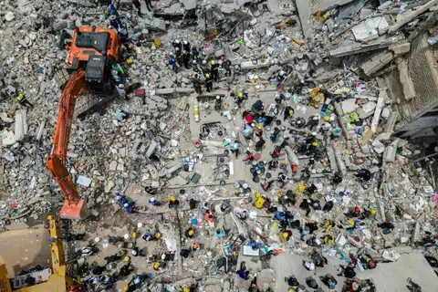 Gempa bumi berukuran 7.4 magnitud melanda Colombia pada 10 Ogos, menyebabkan bangunan runtuh di beberapa bandar utama dan mengorbankan sekurang-kurangnya 265 orang.