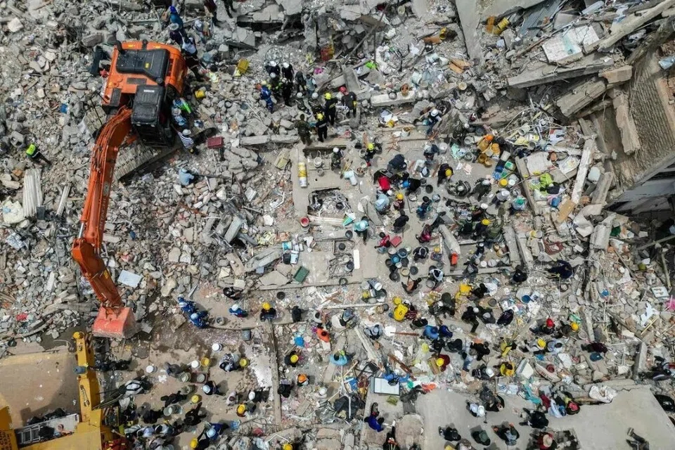 Gempa bumi berukuran 7.4 magnitud melanda Colombia pada 10 Ogos, menyebabkan bangunan runtuh di beberapa bandar utama dan mengorbankan sekurang-kurangnya 265 orang.