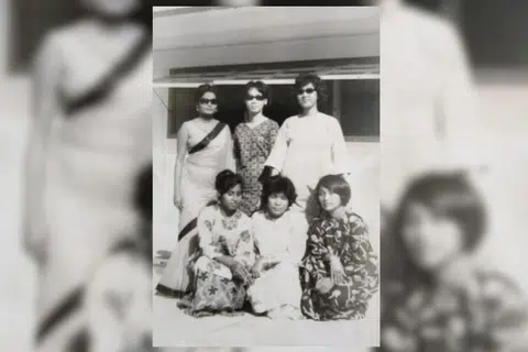 GURU PENYULUH: Cik Jamilah Bee Mohd Ghani (duduk paling kiri) bergambar bersama beberapa guru lain Sekolah Melayu Serangoon.