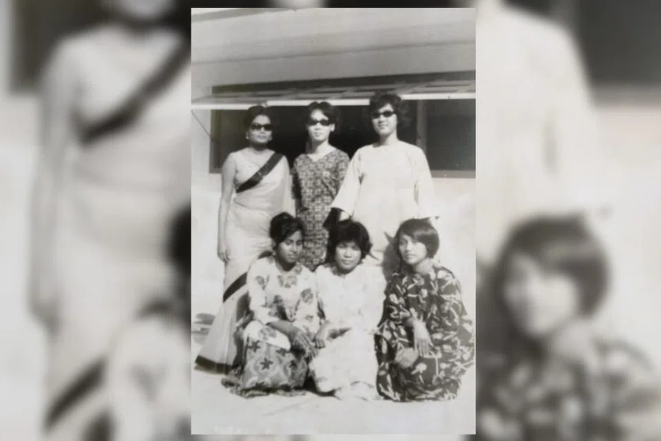 GURU PENYULUH: Cik Jamilah Bee Mohd Ghani (duduk paling kiri) bergambar bersama beberapa guru lain Sekolah Melayu Serangoon.