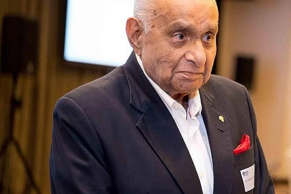 BESAR SUMBANGANNYA: Allahyarham Ameerali Jumabhoy turut dikenali bagi sumbangannya kepada masyarakat. Allahyarham aktif terlibat dalam pelbagai pertubuhan. - Foto ihsan KELUARGA AMEERALI JUMABHOY / FACEBOOK