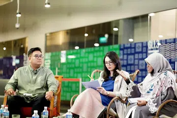 BERI PANDANGAN: Ustazah Kalthom (kanan) memberi pandangan semasa sesi perbincangan. Bersama beliau ialah Presiden PPIS, Cik Hazlina Abdul Halim dan Moderator perbincangan Penolong Kepada Editor Berita Harian/Minggu, Encik Nazri Hadi Saparin (kiri). - Foto BM oleh NUR DIYANA TAHA