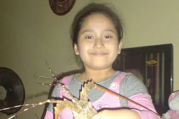 Allahyarhamha Shina meninggal dunia selepas jatuh dari tingkat empat di Sekolah Menengah Spectra pada Oktober tahun lepas. Dua rakan sekolahnya memberitahu pegawai penyiasat bahawa dia bukan seorang yang mudah dibuli dan dia juga tidak pernah menyatakan dia berminat pada parkour. 