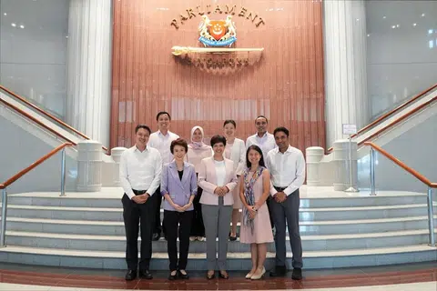 Pengerusi Kumpulan Kerja Tetapan Semula Perkahwinan dan Keibubapaan yang juga Menteri di Pejabat Perdana Menteri, Cik Indranee Rajah (berdiri di hadapan tengah) bersama anggota yang lain. Ia terdiri daripada (bermula dari kiri, barisan belakang) Menteri Negara (Pembangunan Sosial dan Keluarga merangkap Ehwal Dalam Negeri), Encik Goh Pei Ming; Menteri Negara (Kesihatan merangkap Penerangan dan Pembangunan Digital), Cik Rahayu Mahzam; Menteri Negara (Penerangan dan Pembangunan Digital merangkap Pendidikan), Cik Jasmin Lau; Menteri Negara (Ehwal Luar merangkap Pembangunan Sosial dan Keluarga), Encik Zhulkarnain Abdul Rahim. (Bermula dari kiri, barisan hadapan) Setiausaha Parlimen Kanan (Tenaga Manusia merangkap Kewangan), Encik Shawn Huang; Menteri Negara Kanan (Perdagangan dan Perusahaan merangkap Kebudayaan, Masyarakat dan Belia), Cik Low Yen Ling; Setiausaha Parlimen Kanan (Kebudayaan, Masyarakat dan Belia merangkap Kemampanan dan Sekitaran), Cik Goh Hanyan; dan Menteri Negara (Tenaga Manusia merangkap Kebudayaan, Masyarakat dan Belia), Encik Dinesh Vasu Dash. 