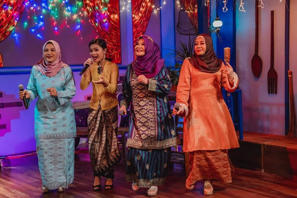 SINGKAP WARISAN: (Dari kiri) Asiyah Sinnan, Putri Emily, Rose Rusli dan Siti Zahrah Mahmud menghiburkan ramai dengan lagu nostalgia.
