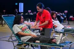 Sekitar 200 belia dermakan darah mereka di edisi keenam Derma Darah Antara Agama yang diadakan di Gereja Heart of God di Eunos pada 30 Oktober. 