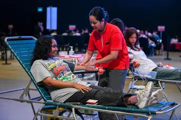 Sekitar 200 belia dermakan darah mereka di edisi keenam Derma Darah Antara Agama yang diadakan di Gereja Heart of God di Eunos pada 30 Oktober. 