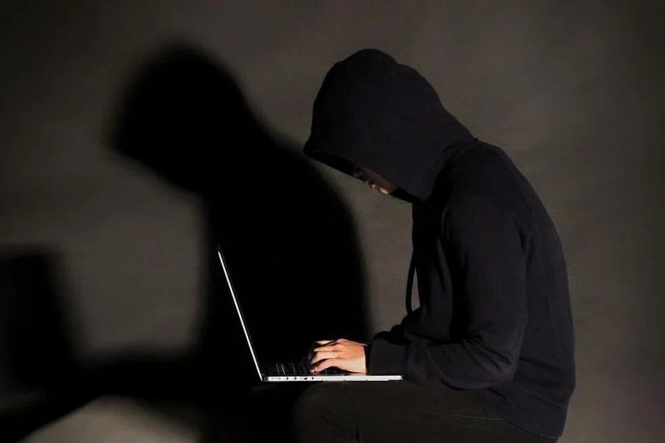 Polis berkata penipu berpura-pura menjadi pegawai dari Kementerian Undang-undang atau Penguasa Kewangan Singapura, atau kedua-duanya, setelah mangsa membalas mesej pinjaman wang. - Foto THE NEW PAPER