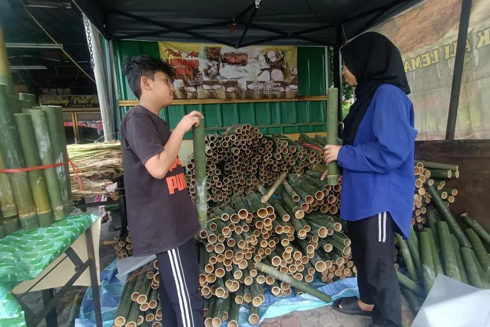 Buluh lemang boleh didapati di kedai Lemang Pak Ali, di Hulu Klang, Selangor dan dijual pada harga RM2 (sekitar 60 sen) sebatang.