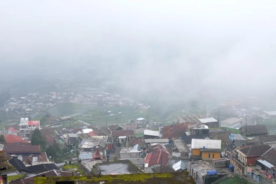 Sebahagian pemandangan kampung di Nepal van Java sebelum diselubungi kabus.