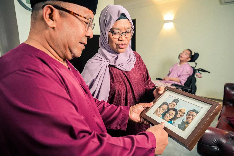 Pasangan suami isteri, Encik Mohammad Razib Samsudin, 56 tahun, dan Cik Anisah Salim, 55 tahun, mendambakan panggilan ‘Mama dan Baba’ daripada anak kedua mereka, Cik Nuruljannah (berkerusi roda). Potret keluarga itu menjadi kenangan keadaan Cik Nuruljannah sebelum ditimpa tragedi. 