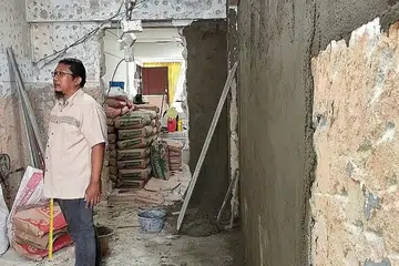 TEMPOH LEBIH LAMA: Encik Effendi akan memberitahu pelanggan bahawa kerja ubah suai dapur dan tandas akan mengambil masa sekitar enam minggu, tetapi perlu memberi masa tambahan satu atau dua minggu bagi sebarang kelengahan. - Foto SOL RENOVATION CONTRACTOR