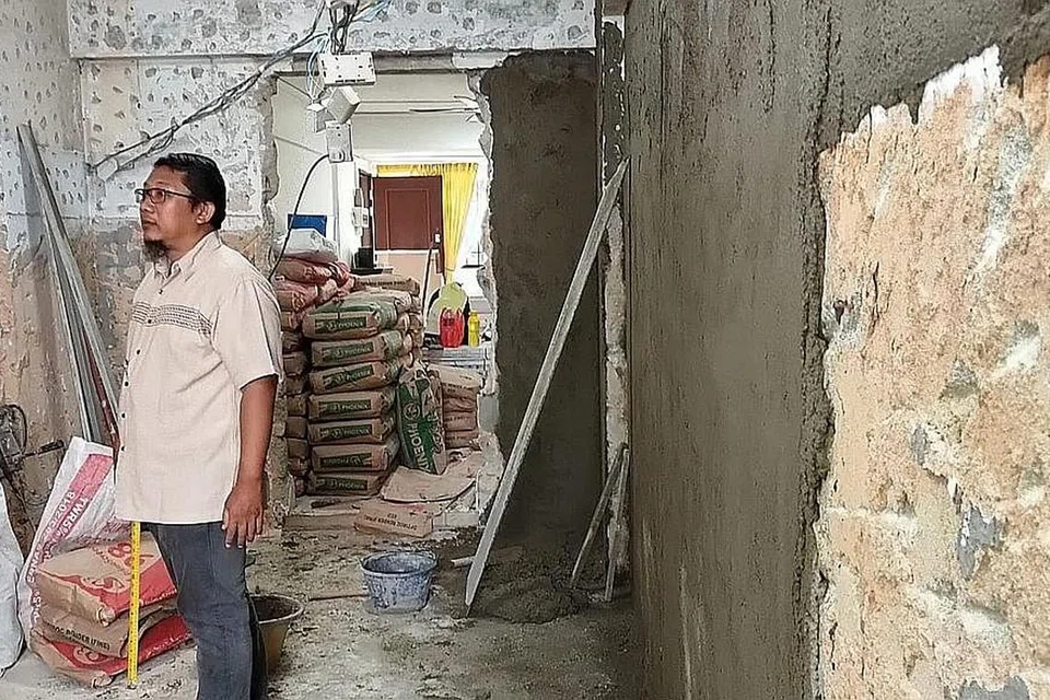 TEMPOH LEBIH LAMA: Encik Effendi akan memberitahu pelanggan bahawa kerja ubah suai dapur dan tandas akan mengambil masa sekitar enam minggu, tetapi perlu memberi masa tambahan satu atau dua minggu bagi sebarang kelengahan. - Foto SOL RENOVATION CONTRACTOR