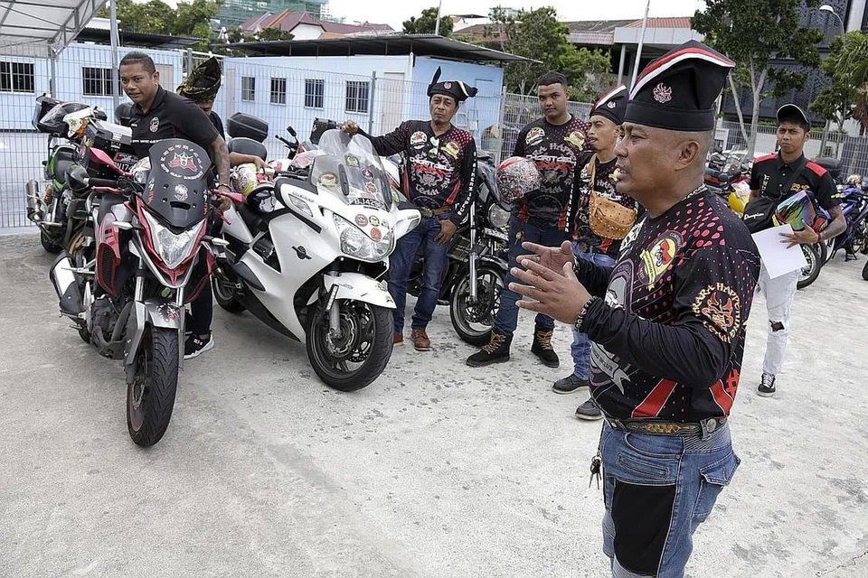 DULU LAIN SEKARANG LAIN: Encik Abdul Malik Marawi (kanan) yang merupakan pengasas bersama kumpulan Pakara Happening Team berkongsi bahawa kumpulannya telah ubah haluan daripada zaman silam dan kini melakukan kerja kemasyarakatan termasuk mendekati pesalah di Rumah Peralihan Jamiyah Darul Islah. - Foto BM oleh AZMI ATHNI