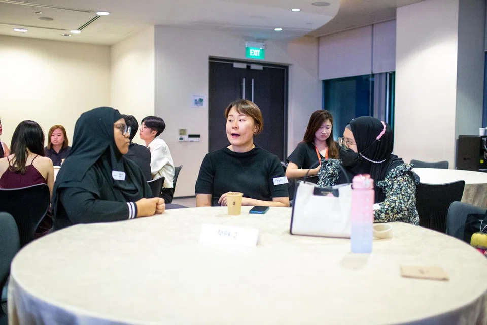 KONGSI PENGALAMAN: Mentor kerjaya NTUC Muda, Cik Phyllis Hui (tengah), berkongsi pengalaman kerjayanya dengan dua peserta muda semasa satu sesi bimbingan.