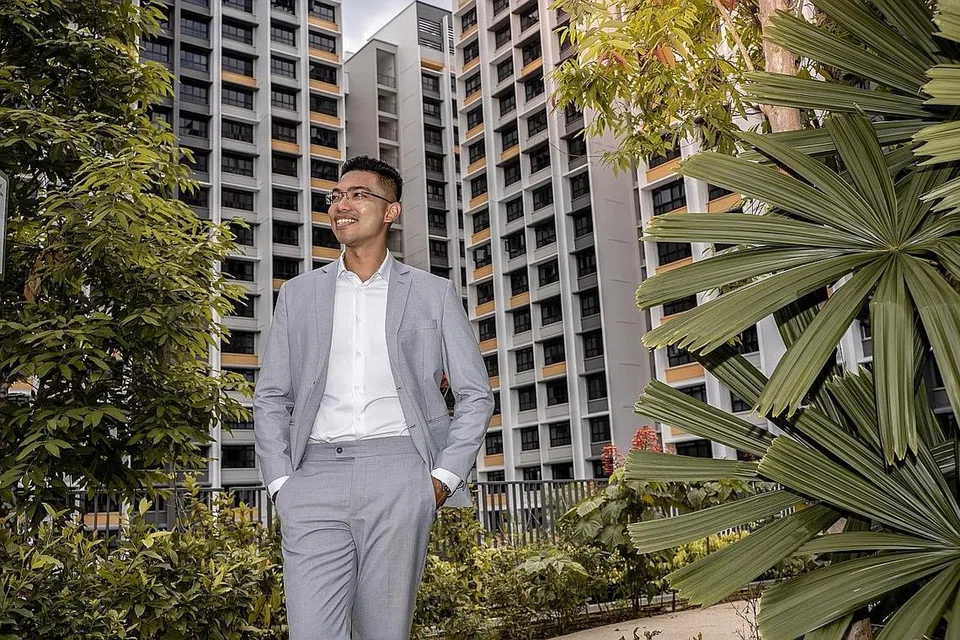 TIDAK SEMUANYA INDAH: Di balik tabir kerja sebagai ejen hartanah ialah waktu kerja yang lama, ketidakpastian dan daya saing yang hebat dalam industri, kata ejen hartanah Encik Jerez Amsyar Jisray (gambar atas). - Foto BH oleh NUR DIYANA TAHA