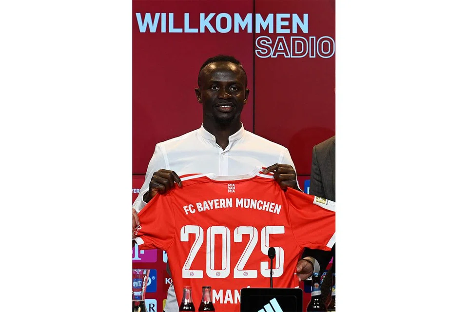 CABARAN BARU DAN TINGGAL KENANGAN: Mane akan hadapi cabaran berbeza di Bundesliga selepas berpindah ke Bayern Munich. Mane merayakan buat kali terakhir kemenangan dengan Liverpool, merangkul Piala FA dan Piala Liga musim lalu. - Foto-foto AFP