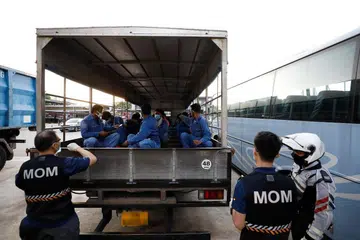 LAKSANA PERINTAH JARAK SELAMAT: Satu operasi bersama yang dijalankan oleh Kementerian Tenaga Manusia (MOM), Penguasa Pengangkutan Darat (LTA) dan Polis Trafik telah mengesan 28 majikan yang tidak menuruti arahan 'Pemutus Litar'.